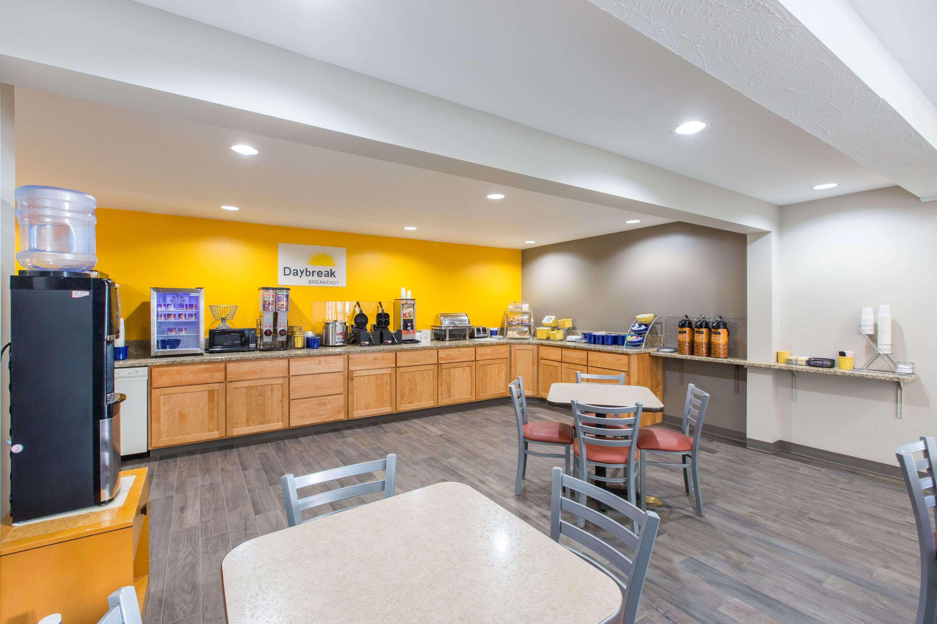 Days Inn By Wyndham Hays Exterior foto