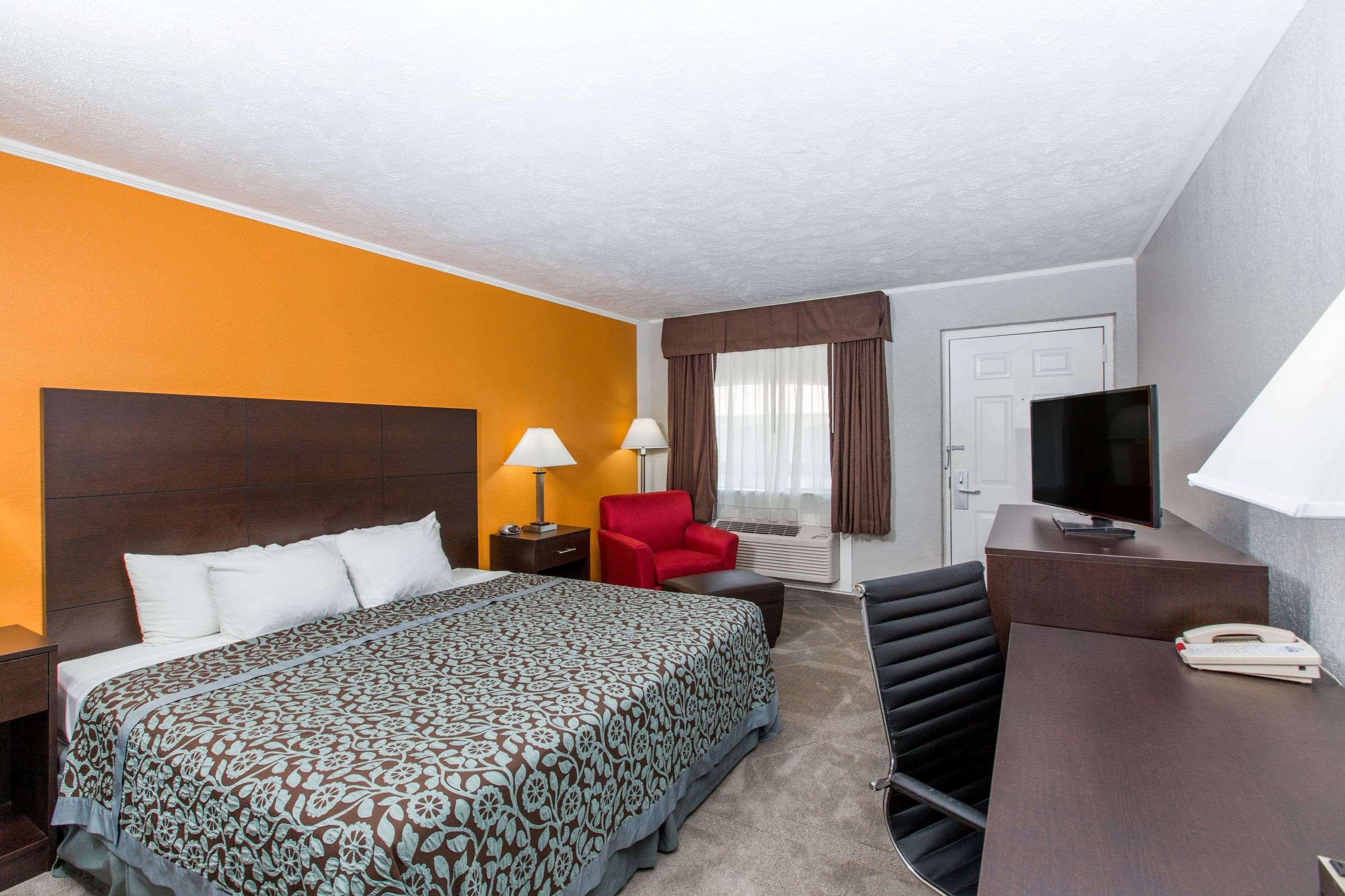 Days Inn By Wyndham Hays Exterior foto